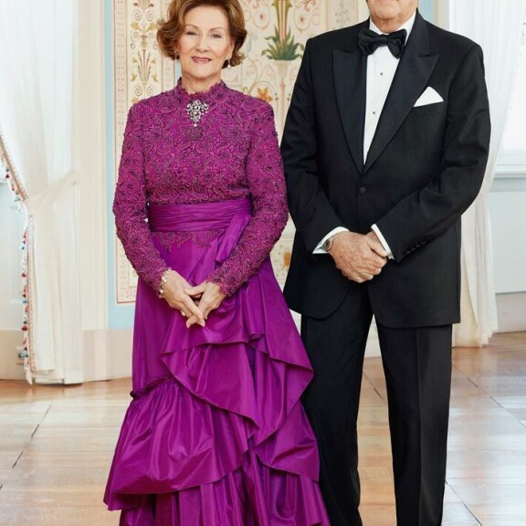 Kuningaspari Harald ja Sonja ovat antaneet siunauksensa tyttärensä ja šamaanin liitolle. Kuningaspari Harald ja Sonja ovat antaneet siunauksensa tyttärensä ja šamaanin liitolle.