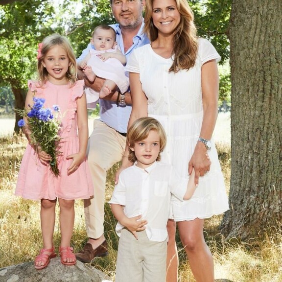 Prinsessa Madeleinen perhe viettää Ruotsissa kesän. Lapset ovat kasvaneet jo hurjasti tästä takavuosien kuvasta, jossa kuopus Adrienne on vielä vauva. prinsessa madeleine, chris, leonore, nicolas, adrienne