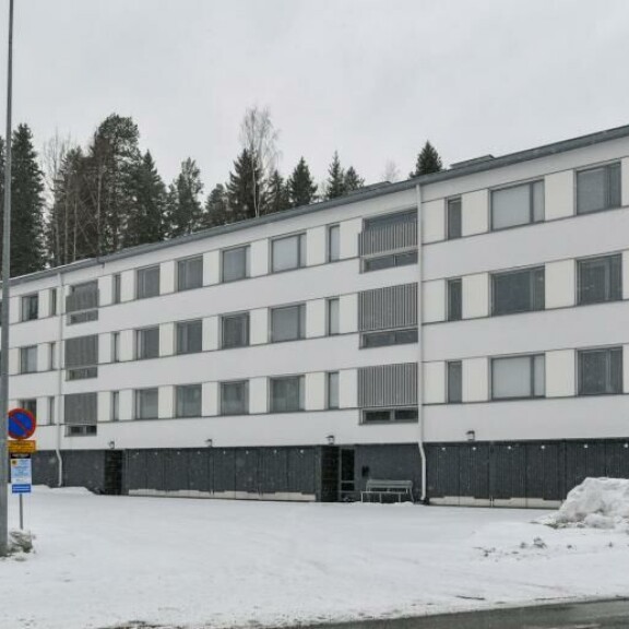 Täällä kaikki oikeasti tapahtui. Suomen rikoshistorian kenties kuuluisin piiriystilanne koettiin kevättalvella 1994 Lahden Metsäpellontiellä. Tapaukseen pohjautuvaa tv-sarjaa on kuvattu kesällä 2022 Tampereella. Suomen rikoshistorian kenties kuuluisin piiriystilanne koettiin kevättalvella Lahden Metsäpellontiellä. Tapaukseen pohjautuvaa tv-sarjaa on kuvattu kesällä Tampereella.