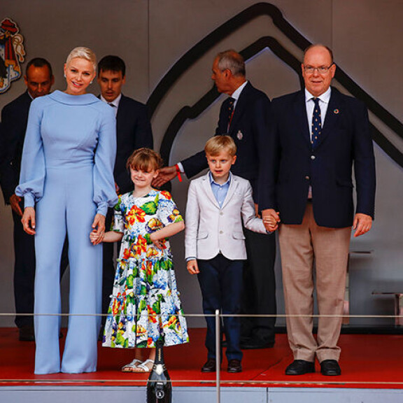 Charlene ja Albert edustivat ensi kertaa erohuhujen jälkeen yhdessä toukokuun lopussa, kun Monacossa pidettiin F1-kisat. Ruhtinattarella oli yllään upea sininen asukokonaisuus. Ruhtinaspari Albert ja Charlene