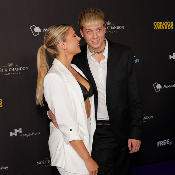 William suosii ilmeisesti blondikaunottaria. Saa nähdä miten suhde Lindan kanssa etenee. Linda manuella ja William