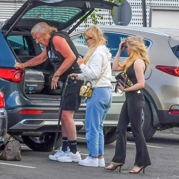 Trio suuntasi sulassa sovussa Helmin katumaasturille. Trio suuntasi sulassa sovussa Helmin katumaasturille.