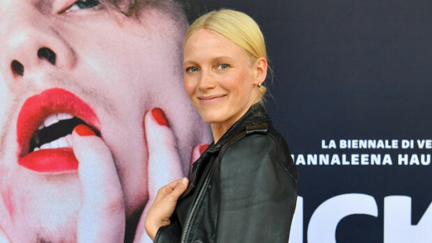 Näyttelijä Laura Birn julkaisi yllättävän alusvaatekuvan työnsä kulisseista - katso! Laura Birn
