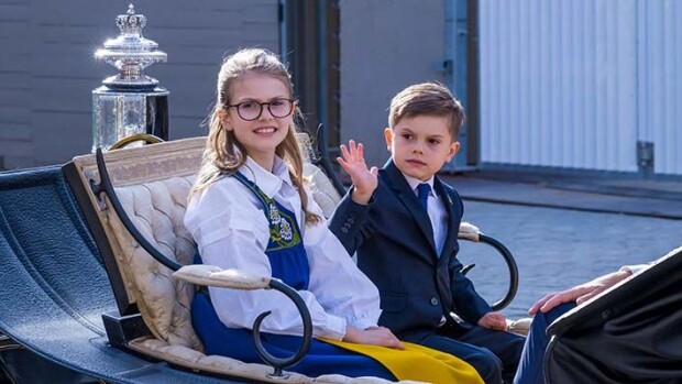 Prinssi Oscar, 6, varasti show'n Ruotsin kansallispäivän juhlissa - ilmeili etupenkissä Estelle, Oscar