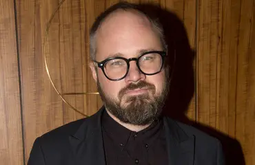 Mikäs saukko se siinä? Tuomas Enbuske lipoo tötteröä ja hassuttelee