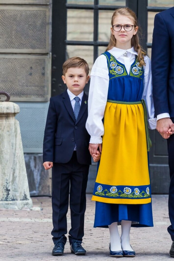 Oscar piteli isosiskoaan Estelleä kädestä juhlapuheen aikana. Estelle piteli toisella kädellään isänsä Danielin kädestä kiinni. Estelle, oscar