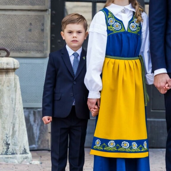 Oscar piteli isosiskoaan Estelleä kädestä juhlapuheen aikana. Estelle piteli toisella kädellään isänsä Danielin kädestä kiinni. Estelle, oscar