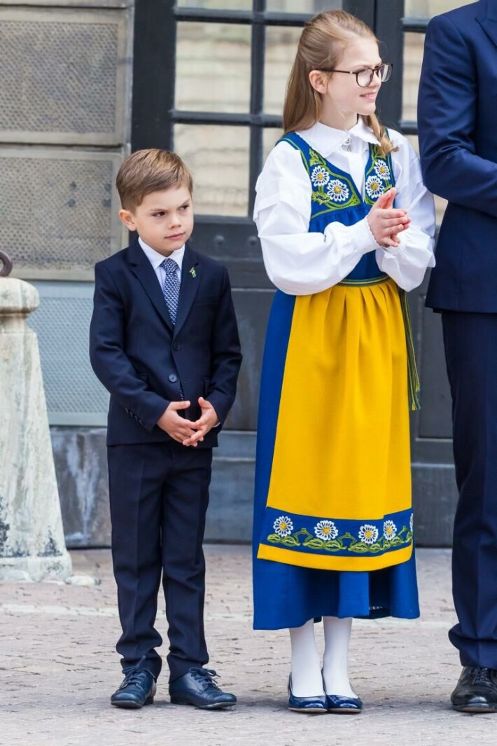 Oscar seisoi Kuninkaanlinnan pihamaalla edustustehtävissä kuin ammattilainen. oscar