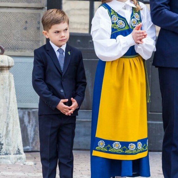 Oscar seisoi Kuninkaanlinnan pihamaalla edustustehtävissä kuin ammattilainen. oscar