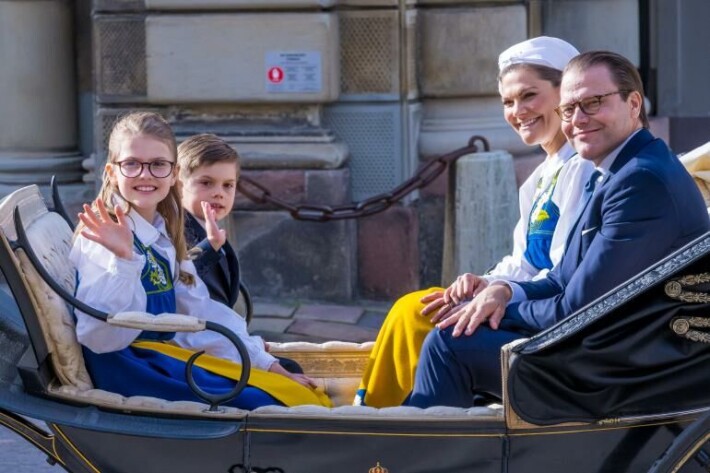 Kruuunprinsessan perhe matkusti juhlapäivänä hevosvaunuissa. Estelle, oscar