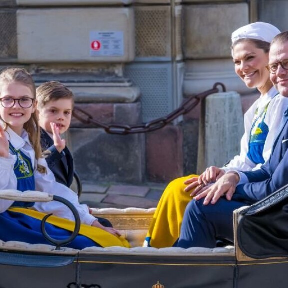 Kruuunprinsessan perhe matkusti juhlapäivänä hevosvaunuissa. Estelle, oscar