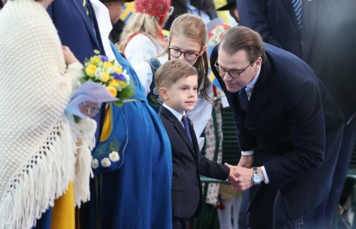 Prinssi Daniel jutteli Oscarille juhlien tiimellyksessä. oscar
