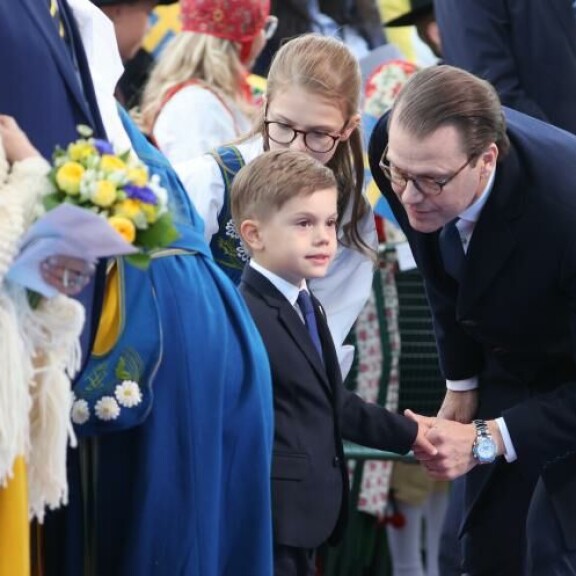 Prinssi Daniel jutteli Oscarille juhlien tiimellyksessä. oscar