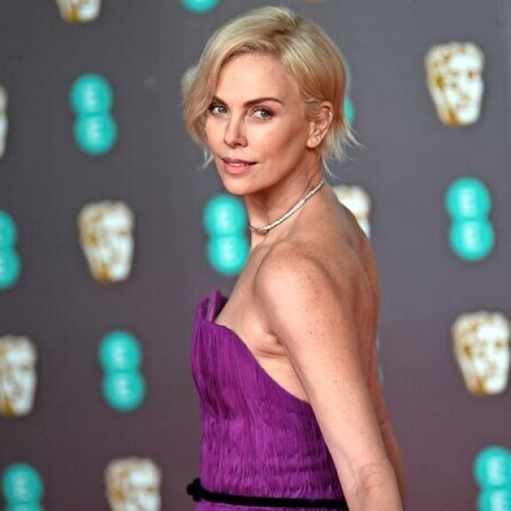Charlize Theron oli kuolla isänsä luoteihin, Leonardo DiCaprio kasvoi narkkareiden naapurina – Hollywood-tähtien rajut lapsuusmuistot Charlize Theron
