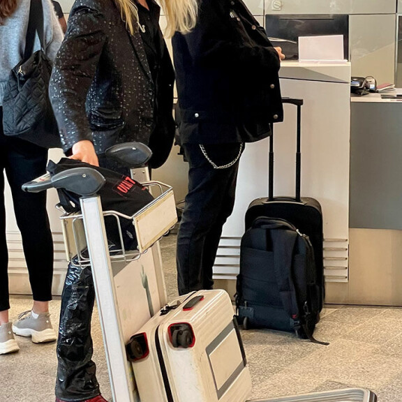 Mike ja Sami jonottelivat lähtöselvitykseen. sam ja mike