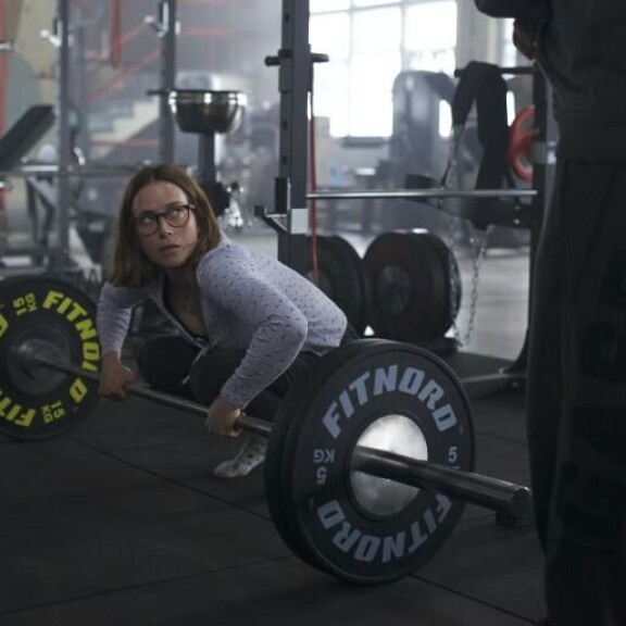 Iina kertoo satuttaneensa selkänsä treenatessaan Punttikomediaa varten. – Se oli sikäli hauskaa, että myös roolihahmollani on selkä kipeä. Otin ehkä roolini hieman liian vakavasti. Iina kertoo satuttaneensa selkänsä treenatessaan Punttikomediaa varten. – Se oli sikäli hauskaa, että myös roolihahmollani on selkä kipeä. Otin ehkä roolini hieman liian vakavasti, kun loukkasin juuri saman kohdan ennen kuvauksia.