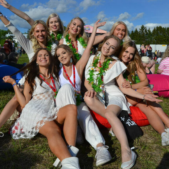 Suomen Festivaalimissi -finalistit rynnivät heti avajaispäivänä Saaristo Openiin. Valkoisiin pukeutunut estoton kaunotarjoukko käänsi katseita. Suomen Festivaalimissi -finalistit rynnivät heti avajaispäivänä Saaristo Openiin. Valkoisiin pukeutunut estoton kaunotarjoukko käänsi katseita. Behmin ohella missit paahtoivat Teflon Brothersien keikalla ja villitsivät festareille juhlimaan saapuneita kiekkoleijonia!