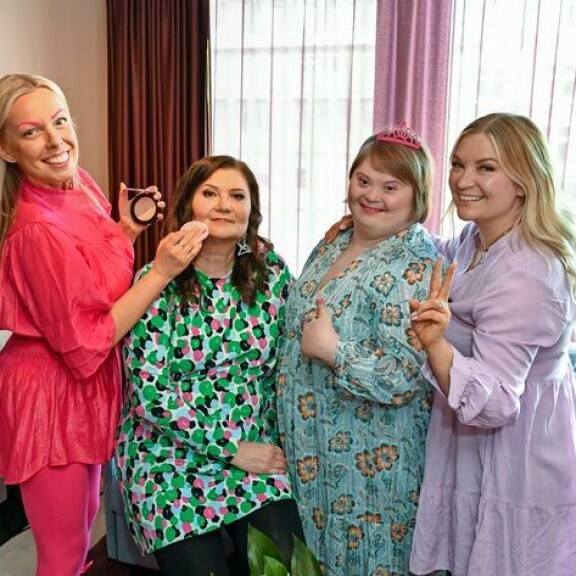 Rea, äiti Helena ja sisko Elli poseerasivat Seiskan hemmottelupäivässä 2021 maskeeraaja Pinksu Marjomaan stailattavina. Rea, äiti Helena ja sisko Elli poseerasivat Seiskan hemmottelupäivässä 2021 maskeeraaja Pinksu Marjomaan stailattavina.