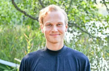 R-kioskin kassalta näyttelijäksi! Aikuiset-sarjan tähti Elias Salonen menneisyydestään: Olin Jokereiden maskotti 