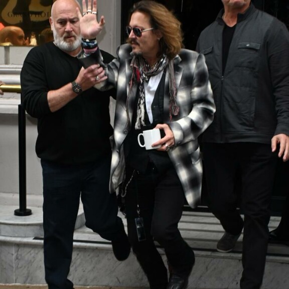Johnny Depp piteli kuppia ja turvamies Deppiä seurueen lähtiessä hotellista. Johnny Depp