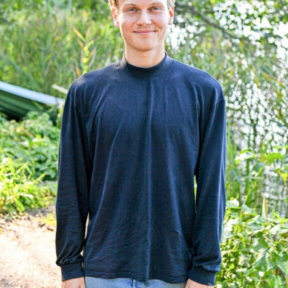 Aiemmin R-kioskin kassalla, Messukeskuksen narikassa ja Jokerien lätkämaskottina työskennellyt Elias Salonen, 27, lukeutuu maan lupaavimpiin näyttelijänimiin. Aiemmin R-kioskin kassalla, Messukeskuksen narikassa ja Jokerien lätkämaskottina työskennellyt Elias Salonen, 27, lukeutuu maan lupaavimpiin näyttelijänimiin.