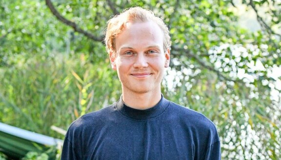 Ennen näyttelijäuraansa Elias Salonen työskenteli R-Kioskin kassalla. Nykyisin hänet nähdään lukuisissa tv-sarjoissa ja elokuvissa.