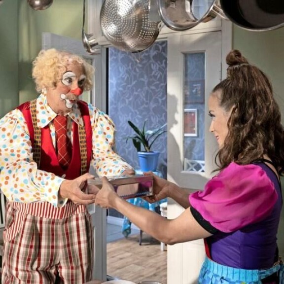 Vesa Vierikko ja Iina Kuustonen Timo Koivusalon ohjaamassa Pelle Hermanni -elokuvassa. Vesa Vierikko ja Iina Kuustonen Timo Koivusalon ohjaamassa Pelle Hermanni -elokuvassa.