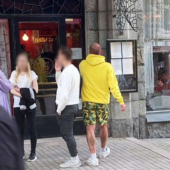 Jere suuntasi määrätietoisesti kohti ravintolaa. Jere Karalahti