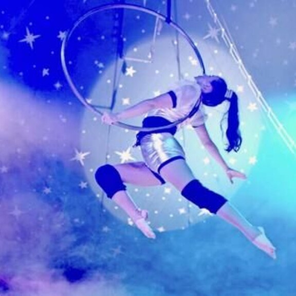 Iina Kuustonen killui korkealla sirkusteltassa esittäessään trapetsitaiteilijaa. Iina Kuustonen killui korkealla sirkusteltassa esittäessään trapetsitaiteilijaa.