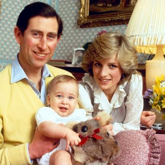 Onnea 40-vuotiaalle Williamille! Tiedätkö, mikä on prinssin suosikkiherkku, mitä hän tienaa ja mihin hömppäsarjaan on koukussa? Walesin prinssipari Charles ja Diana sekä prinssi William