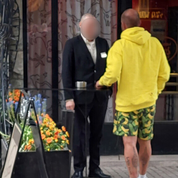 Portsari käännytti jo sisään kerenneen Jeren ulos, mutta kohukiekkoilija yritti saada ovimiehen mielen kääntymään. Jere Karalahti