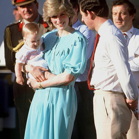 Onnea 40-vuotiaalle Williamille! Tiedätkö, mikä on prinssin suosikkiherkku, mitä hän tienaa ja mihin hömppäsarjaan on koukussa? Walesin prinssipari Charles ja Diana sekä prinssi William