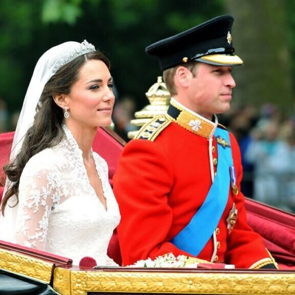 Onnea 40-vuotiaalle Williamille! Tiedätkö, mikä on prinssin suosikkiherkku, mitä hän tienaa ja mihin hömppäsarjaan on koukussa? Cambridgen herttuapari William ja Catherine