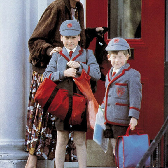 Onnea 40-vuotiaalle Williamille! Tiedätkö, mikä on prinssin suosikkiherkku, mitä hän tienaa ja mihin hömppäsarjaan on koukussa? Prinsessa Diana ja prinssit William ja Harry