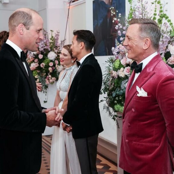 Onnea 40-vuotiaalle Williamille! Tiedätkö, mikä on prinssin suosikkiherkku, mitä hän tienaa ja mihin hömppäsarjaan on koukussa? Prinssi William ja Daniel Craig