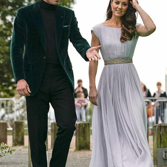 Onnea 40-vuotiaalle Williamille! Tiedätkö, mikä on prinssin suosikkiherkku, mitä hän tienaa ja mihin hömppäsarjaan on koukussa? Cambridgen herttuapari William ja Catherine