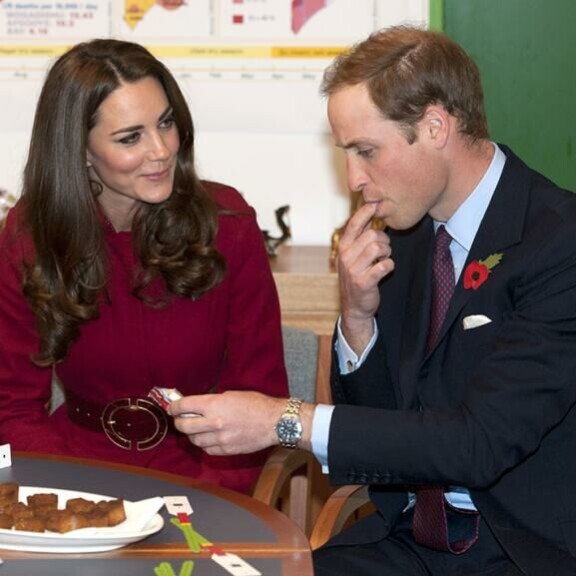 Onnea 40-vuotiaalle Williamille! Tiedätkö, mikä on prinssin suosikkiherkku, mitä hän tienaa ja mihin hömppäsarjaan on koukussa? Cambridgen herttuapari William ja Catherine