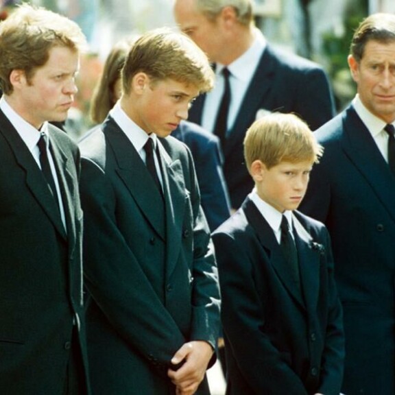 Onnea 40-vuotiaalle Williamille! Tiedätkö, mikä on prinssin suosikkiherkku, mitä hän tienaa ja mihin hömppäsarjaan on koukussa? Charles Spencer, prinssit William, Harry ja Charles
