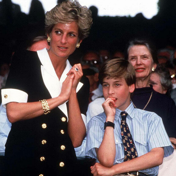 Onnea 40-vuotiaalle Williamille! Tiedätkö, mikä on prinssin suosikkiherkku, mitä hän tienaa ja mihin hömppäsarjaan on koukussa? Prinsessa Diana ja prinssi William