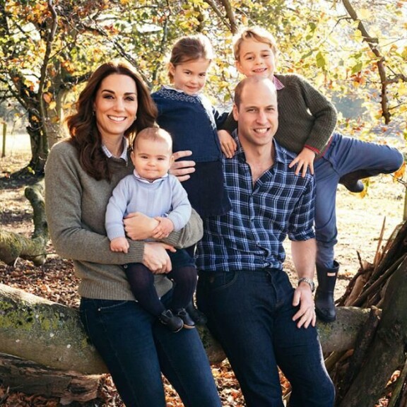 Onnea 40-vuotiaalle Williamille! Tiedätkö, mikä on prinssin suosikkiherkku, mitä hän tienaa ja mihin hömppäsarjaan on koukussa? Cambridgen herttuapari William ja Catherine, prinssit George ja Louis sekä prinsessa Charlotte