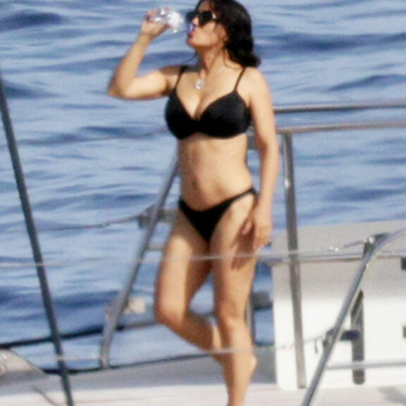 Salma Hayek hörppäsi vettä luksusjahdin kannella. Salma Hayek hörppäsi vettä luksusjahdin kannella.