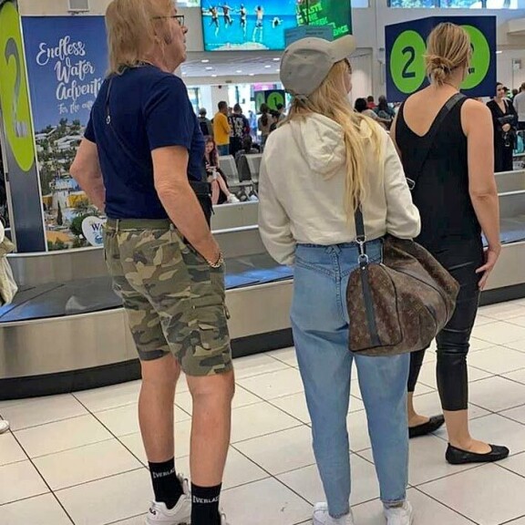 Danny ja Erika ikuistettiin myös toissa viikon perjantaina Rodoksen kansainvälisellä lentoasemalla. Danny ja Erika ikuistettiin myös toissa viikon perjantaina Rodoksen kansainvälisellä lentoasemalla.