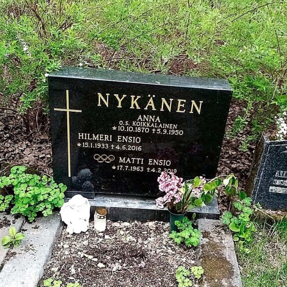 Matti Nykäsen karu hautapaikka puhutti - Pia Nykänen julkaisi vastaiskuna paljonpuhuvan kuvan matti nykänen