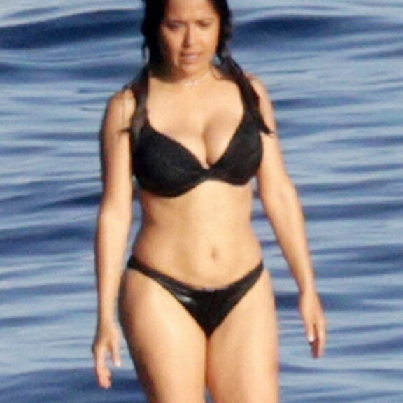 Tältä näyttää Salma Hayek, 55, bikineissä: kapusi miehensä päälle ökypaatin kannella - paparazzikuvat intiimistä kuhertelusta! Salma Hayek