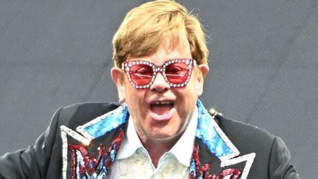 Huoli kunnosta heräsi! Sir Elton John liikkuu pyörätuolilla - hämmentävä vastaus faneille Sir Elton John