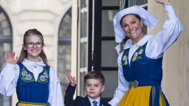 Madde skippasi taas tärkeän juhlan! Victoria ja Carl Philip saivat kiitosta Ruotsin kansallispäivästä Ruotsin kruununprinsessa Victoria sekä prinsessa Estelle ja prinssi Oscar