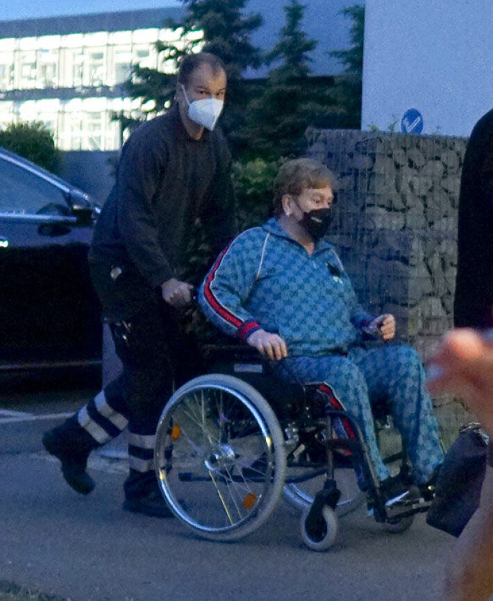 Sir Elton pukeutui lennolle mukavaan Guccin verryttelypukuun. Sir Elton John