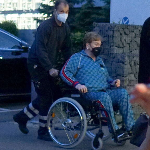Sir Elton pukeutui lennolle mukavaan Guccin verryttelypukuun. Sir Elton John