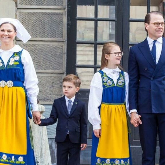 Victoria toivotti vierailijat tervetulleiksi kuninkaanlinnaan. Ruotsin kruununprinsessapari Victoria ja Daniel sekä prinsessa Estelle ja prinssi Oscar