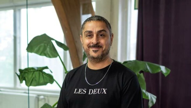 Arman Alizadin suruaika kesti 10 vuotta – TV-seikkailija sai yhteyden kuolleeseen äitiinsä: ”Ei mitään tajua, mitä tilanteessa tapahtui” Arman Alizad